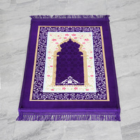 Tapis de prière à bas prix très vendu, 100% polyester, motif en relief de mosquée, design personnalisé, antidérapant, 70x110cm, 800g