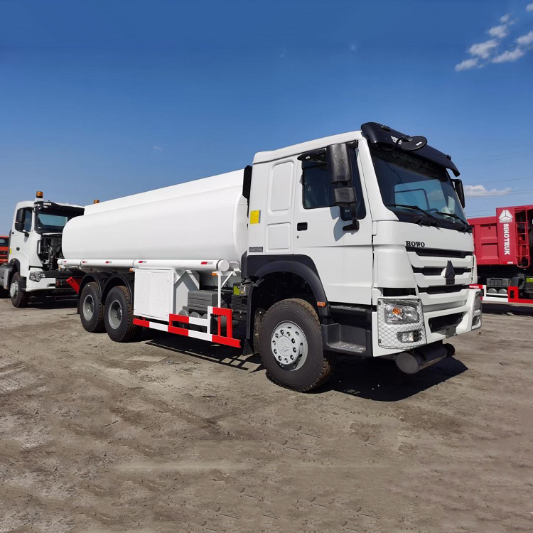 SINOTRUK 10000 autocisterna del carburante da 20000 litri camion di consegna dell'olio combustibile HOWO 8x4 6x4 autocisterna per il trasporto dell'olio