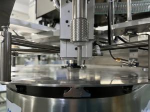 <span class=keywords><strong>เครื่อง</strong></span>บรรจุและปิดฝาแบบอัตโนมัติสำหรับบรรจุภัณฑ์แบบซอง ใช้ปั๊มเกียร์แบบตั้งโต๊ะ ระบบโรตารี่เซอร์โว ควบคุมปริมาณการฉีดแบบปริมาณคงที่ - Product Image 3