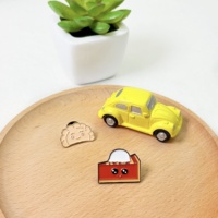 Broche en métal émaillé dur personnalisée en gros d'usine épinglettes mignonnes et exquises pour femme