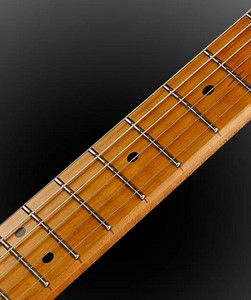 Guitarra Eléctrica de Estilo Personalizado, Cuerpo de Aliso Sólido, Mástil de Arce Flameado Tostado, Bordes Redondeados, Trastes Jumbo de Acero Inoxidable - Product Image 5