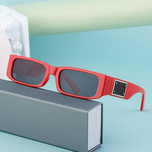 Gafas de sol con montura cuadrada roja para mujer, protección UV400, material de PC, gafas de sol de estilo callejero a la moda con caja - Product Image 1