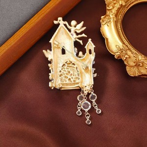 Broche de Castillo de cuento de hadas de fantasía Vintage para mujer, colgante de borla de lujo ligero a la moda, Pin decorativo para abrigo - Product Image 5