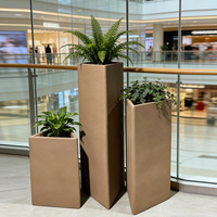 Jardinière triangulaire haute en fibre de verre au design moderne et épuré, biodégradable et écologique, pour usage extérieur et intérieur, idéale pour les centres commerciaux