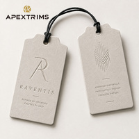 Étiquettes volantes en papier gaufré APEX Factory, logo personnalisé, conception de marque, OEM ODM, étiquettes de luxe pour vêtements et sacs, vente en gros