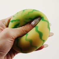 Gadget anti-stress en caoutchouc souple en forme de pastèque changeant de couleur ; jouet de farce ultime à récupération lente pour les jeunes