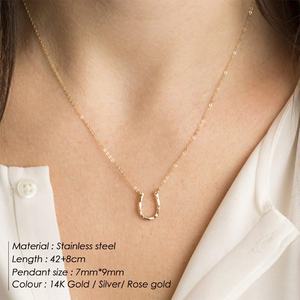 Collier Fer à Cheval Martelé en Acier Inoxydable, Pendentif en Forme de U Plaqué PVD Or 14K, en Titane - Product Image 2