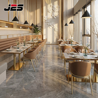 Mobilier de restaurant commercial sur mesure J2S avec tables et chaises rembourrées pour les projets hôteliers et d'hôtellerie