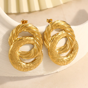 Boucles d'oreilles créoles géométriques en acier inoxydable plaqué or 18 carats pour un usage quotidien - Product Image 3