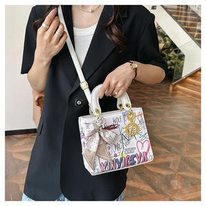 Nuevo bolso sencillo con diseño de oso, bonito bolso de moda para mujer, bolso de mano con diseño de grafiti personalizado, bandolera de hombro para mujer con seda - Product Image 2