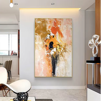 Art mural abstrait texturé or orangé chaud avec base en bois pour les intérieurs de restaurants modernes et minimalistes