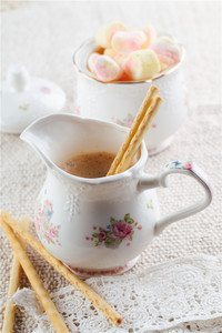Ensemble de tasses et soucoupes en porcelaine fine de style européen, relief pastoral frais, plaqué or, luxe, écologique, durable, pour le thé de l'après-midi - Product Image 4