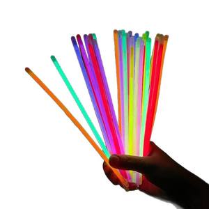 Lot de 50 bâtons fluorescents lumineux pour enfants, bâtons colorés pour soirées, éclairage nocturne éblouissant - Product Image 1