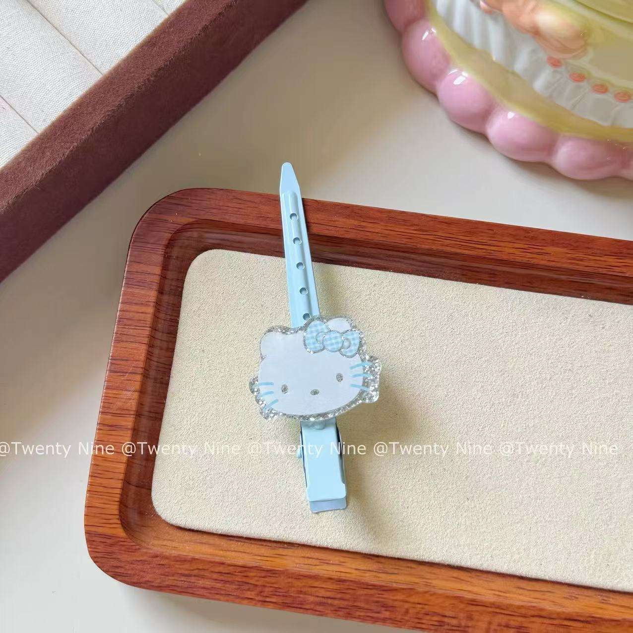 KT Cat vertical clip