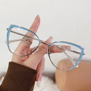 Montatura per <span class=keywords><strong>Occhiali</strong></span> <span class=keywords><strong>di</strong></span> Lusso <span class=keywords><strong>da</strong></span> Donna, Montature in Metallo Trendy con Lenti Anti Luce Blu, <span class=keywords><strong>Occhiali</strong></span> <span class=keywords><strong>da</strong></span> <span class=keywords><strong>Vista</strong></span> Alla Moda Stile Cat-Eye - Product Image 3