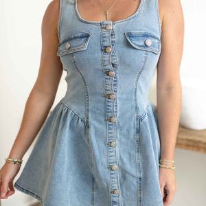 Nouvelle robe en jean délavée bleu clair, sans manches, coupe évasée et boutonnée, pour femme - Product Image 1