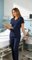 Blouse médicale pour femme à col en V, en polyester tissé, manches courtes, avec poche poitrine unique et fente latérale, pour hôpital et clinique, OEM