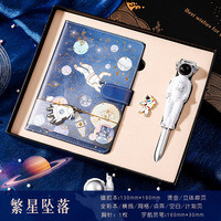 Cuaderno creativo A5 de color con lindo astronauta de dibujos animados galaxia artística cubierta de cuero de tapa dura para insignia de bolígrafo