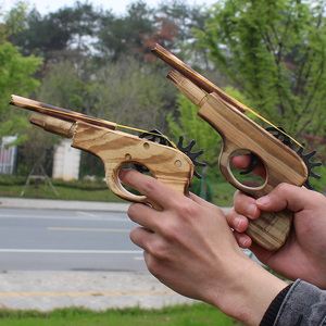 Ensemble de Jouets Classiques d'Extérieur Pistolet et Arc en Bois Faits Main à Élastiques pour Enfants, Kit de Démarrage de Compétition pour Débutants - Product Image 1