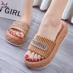 Claquettes Nuages Classiques en PVC Souple Anti-odeur et Antidérapantes pour Femmes – Sandales d'Été Respirantes pour la Plage – Vente Chaude en Gros - Product Image 4