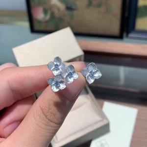 Bague en argent pur S925, nouveau style chinois, brodée en trois dimensions, avec un motif de fleur en boule brossée bleue, design unique pour femmes - Product Image 1