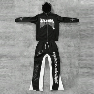 Ensemble de survêtement streetwear personnalisé en molleton bouclette avec sweat à capuche zippé coupe oversize et pantalon de survêtement évasé, imprimé sérigraphié et brodé - Product Image 1