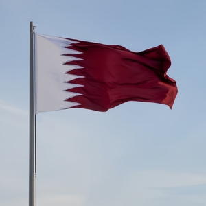 Compre banderas de Qatar Lujosas y duraderas Bandera de 3x5 pies Bandera NACIONAL DE Qatar Ondeando en el aire en Doha 160g Tela de poliéster tejida - Product Image 1