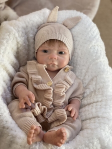 Poupées de bébé en silicone solide de 18 pouces, 3500 g, corps entier, visage fait main, détails du corps réalistes, anatomiquement correctes, poupées reborn aux cheveux bouclés - Product Image 3