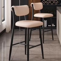 Tabouret de bar rembourré élégant avec dossier incurvé, chaise haute en cuir, pieds robustes, option multicolore pour bar à domicile