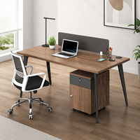 Bureau d'ordinateur moderne et professionnel pour une personne, poste de travail linéaire pour la maison ou le bureau