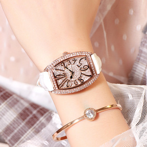 Reloj de mujer con forma de barril, correa de cuero genuino y cristales de diamante. - Product Image 2