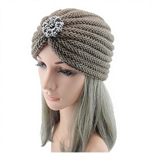 Berretto Invernale di Alta Qualità per Viaggi e Uso Quotidiano, Accessorio Gioiello, Cappello Monocolore Elastico in Acrilico, Caldo e Comodo, Copricapo Comune da Donna - Product Image 3