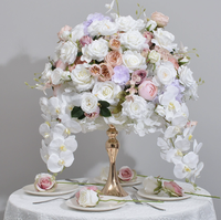 Hochzeitsblumenarrangement Handgefertigte Seidenblumen Hochzeitstisch Künstliche Rot-Weiße Rosen Ornamente Blumenball