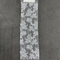 Tissu en dentelle de tulle brodé de sequins floraux texturés blancs GCW-QSU120560 pour studio de couture de créateurs
