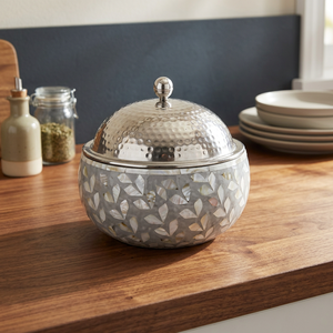 Casserole ronde moderne en métal avec couvercle en acier inoxydable poli, design durable - Product Image 4