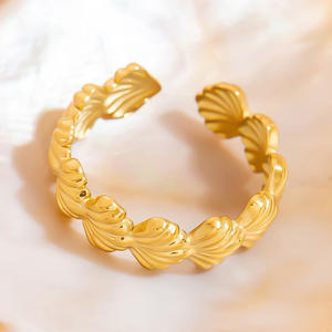Pulsera de Conchas Serie Océano, Chapada en Oro de 18K, Diseño Geométrico Abierto, Ajustable, de Acero de Titanio, Joyería Unisex, Regalo - Product Image 3