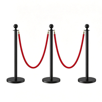 Poteau de guidage VIP noir avec corde en velours rouge pour événements et expositions