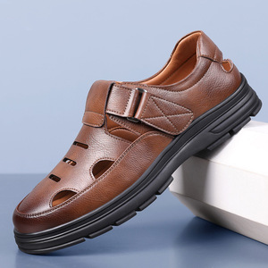 รองเท้าแตะหนังนุ่มสำหรับผู้ชายแบบมีรูระบายอากาศ ปิดด้วยเวลโคร รองเท้าส้นแบนระบายอากาศได้ดี สำหรับใส่ลำลองในฤดูร้อน สีน้ำตาลและสีดำ - Product Image 1
