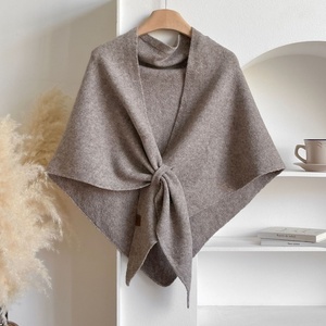 Elegante chal triangular de punto con nudo cruzado, de color liso, mezcla de lana suave, para mujer, bufanda cálida de invierno, tipo bandana, capa pequeña. - Product Image 2