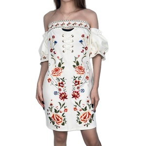 Vestido Mini de Verano OEM para Mujer, Personalizado, con Bordado Floral, Hombros Descubiertos y Recortes - Product Image 1