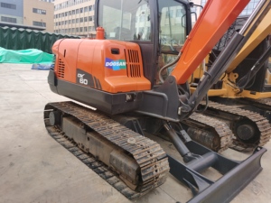 Mini-excavatrice <span class=keywords><strong>Doo</strong></span>-san DX60-4 de 5,7 tonnes avec moteur Yanmar 4TNV94L, godet de 0,21 m³, <span class=keywords><strong>d</strong></span>'<span class=keywords><strong>occasion</strong></span>, compacte, sur chenilles, à vendre - Product Image 4