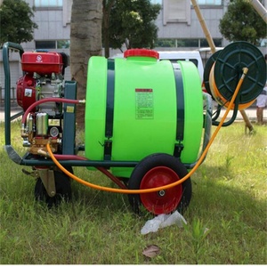 Chariot pulvérisateur à moteur essence 160L avec enrouleur de tuyau automatique pour applications agricoles et de jardinage - Product Image 5