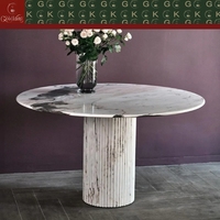 Table à manger ronde de luxe moderne GOLDKING avec plateau en marbre rose tabac et base à piétement unique cannelé, personnalisable OEM/ODM pour appartement