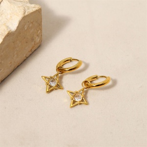 Pendientes Minimalistas de Oro de 18k con Cristales Huecos en Forma de Estrella y Aro Colgante - Product Image 6
