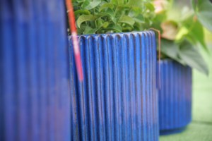 Juego de Macetas de Cerámica Estilo Americano, Color Azul Cobalto Brillante, Textura Acanalada Vertical, Ecológicas, con Orificios de Drenaje, para Interiores - Product Image 5