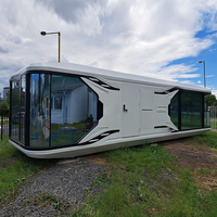 Contenedor de marco de acero moderno Cápsula espacial con sala de estar y dormitorio para uso en hoteles Escenas al aire libre