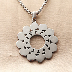 Collier géométrique rétro pour homme en acier inoxydable style européen et américain avec pendentif fleur creuse 190180 - Product Image 2