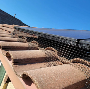Azulejo solar español recubierto de PVC negro a prueba de pájaros Panel solar precortado Protector de insectos para pájaros - Product Image 1