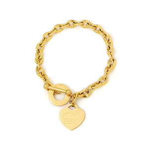 สร้อยข้อมือรูปหัวใจสลักอักษรแบบกำหนดเอง ทำจากสแตนเลสสตีลชุบทอง 18K PVD |   ตัวล็อคแบบ OT Toggle |   ของขวัญกันน้ำสุดโรแมนติกสำหรับเธอ - Product Image 5
