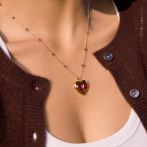Collar con colgante de circonita en forma de corazón, chapado en oro, con bisel de piedra roja, para mujer, regalo, joyería. - Product Image 3